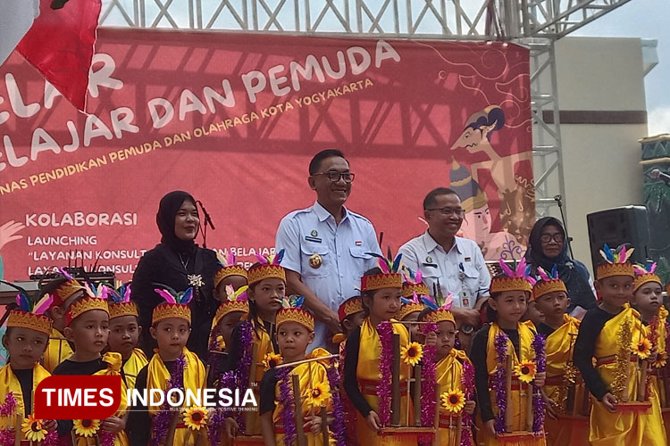 Sejumlah siswa-siswi ketika pementasan Layanan Konsultasi Pendidikan bertajuk Gelar Pelajar Pemuda di Lapangan Mancasan, Wirobrajan, Kota Yogyakarta, Rabu (16/4/2025). (FOTO: M. Zidniy Husnaya/TIMES Indonesia)