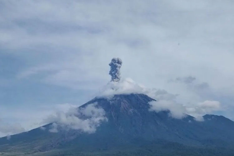 Gunung Semeru erupsi dengan letusan setinggi 1.000 meter di atas puncak pada Selasa (15/4/2025). (FOTO: ANTARA/HO-PVMBG)
