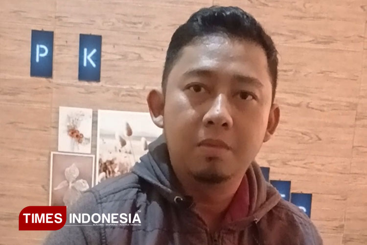 Rohmat, warga pelanggan Kamisama, ungkap alasannya tak bersedia memilah sampah. (FOTO: Susi/TIMES Indonesia)