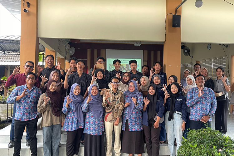 Seorang aktivis psikologi, Joni Prasetyo saat memberikan pembinaan kepada para remaja di Ngemplak, Sleman. (FOTO: Dok. Joni)