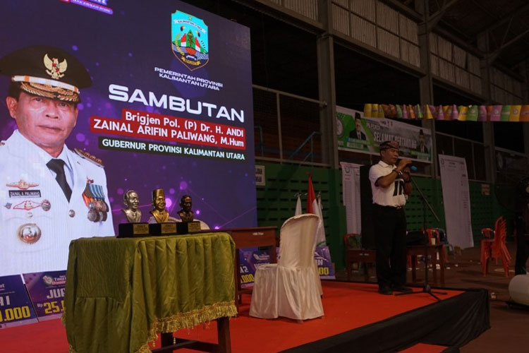 Gubernur Kalimantan Utara, Dr. H. Zainal Paliwang, SH., M.Hum memberikan sambutan saat penutupan Open Tournament Domino Makassar 2025. (foto: dok PB PORDI)