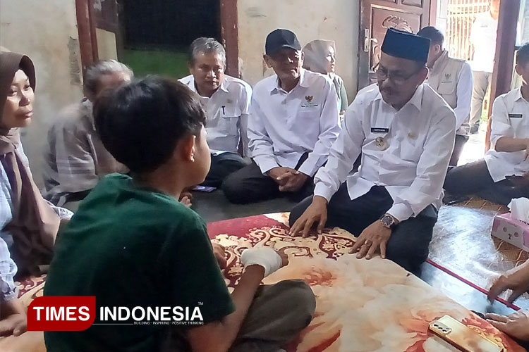 Wakil Wali Kota Banjar Supriana saat berinteraksi dengan Rizky Ramadhani, korban petasan yang meledak saat dimainkan. (FOTO: Susi/TIMES Indonesia)