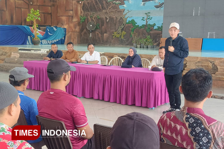 Ketua Askab PSSI Banyuwangi, Michael Edy Hariyanto saat memberikan arahan kepada para Pengawas Pertandingan Sepak Bola. (FOTO: Anggara Cahya/TIMES Indonesia)