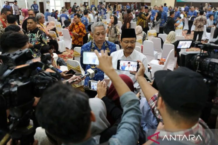 Menteri Sosial Saifullah Yusuf (kanan) saat wawancara doorstop di sela-sela acara