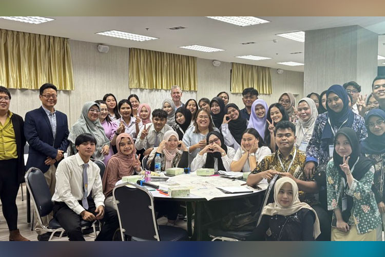 Foto bersama mahasiswa dan dosen dari FK Unisma Malang dengan mahasiswa serta para dosen dari Thaksin University