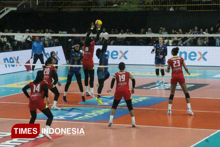 Pertandingan Final four Proliga 2025 Jakarta Elektrik PLN vs Jakarta Pertamina Enduro (foto: Yobby/TIMES Indonesia)