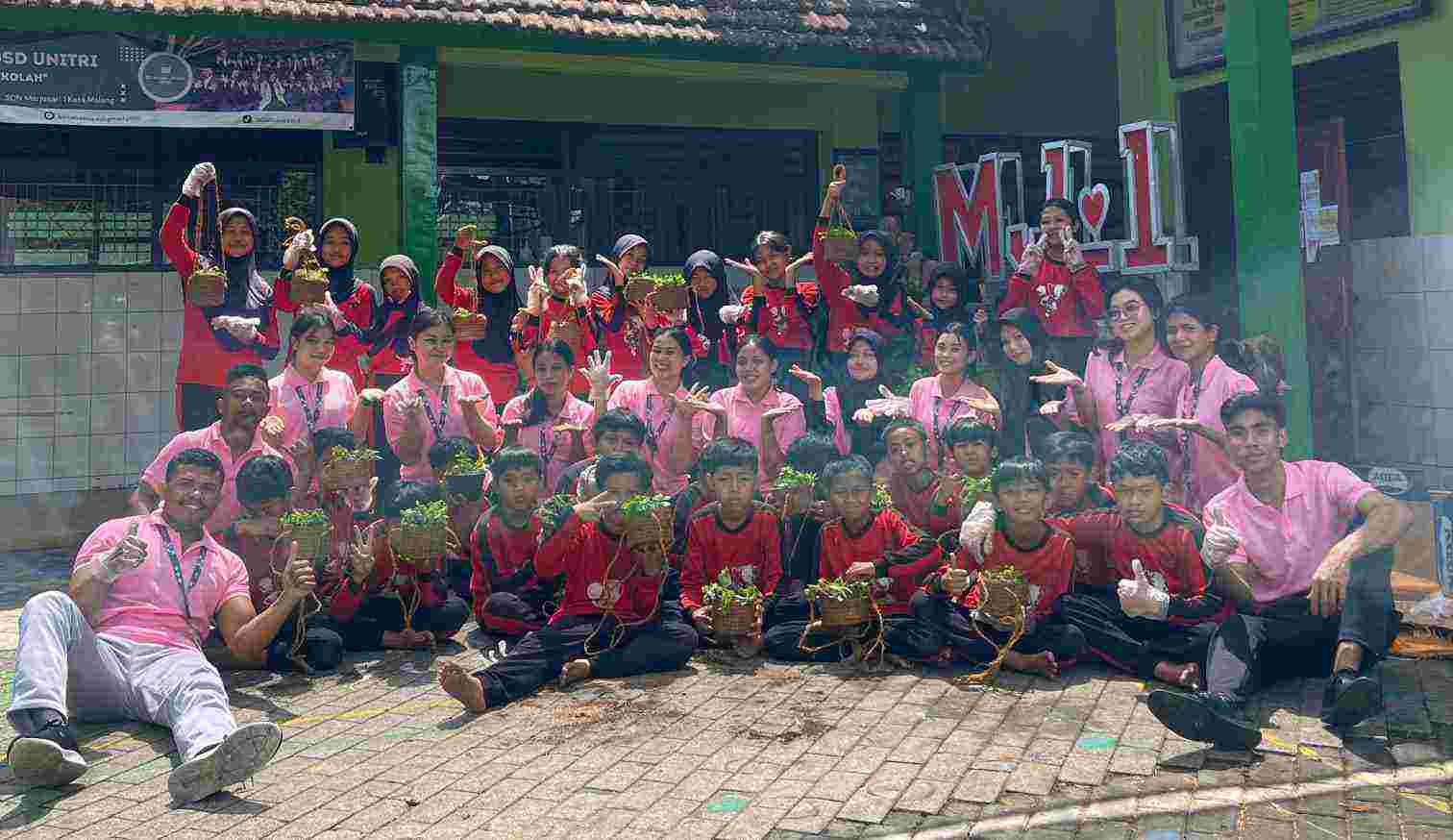Mahasiswa PGSD UNITRI dari kelompok KKN-T Tabebuya menggelar kegiatan Green School di SDN Merjosari 1 Kota Malang. (Foto: Unitri for TI)