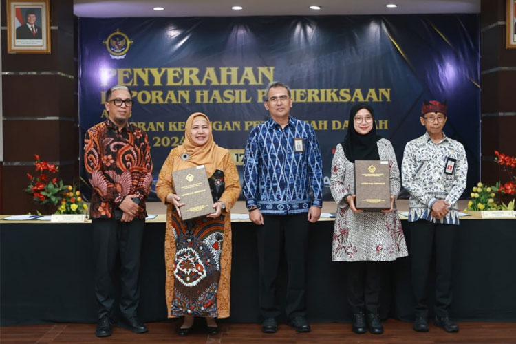 Penyerahan LHP oleh Kepala Perwakilan BPK RI Jatim, Yuan Candra Djaisin kepada Bupati Banyuwangi, Ipuk Fiestiandani didampingi Wakil Ketua DPRD, Siti Mafrochatin Ni'mah dan Pj. Sekda Banyuwangi Guntur Priambodo. (Foto: Humas Pemkab)