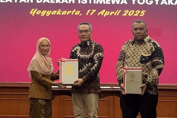 Bupati Bantul Abdul Halim Muslih saat menerima LHP dari Kepala BPK DIY (foto: Diskominfo Bantul)