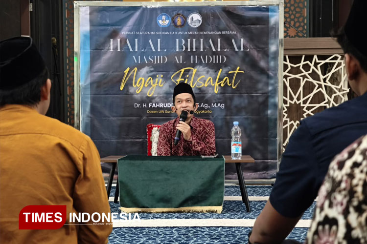 Dr. H. Fahruddin Faiz, S.Ag., M.Ag. (memegang mikrofon), dosen UIN Sunan Kalijaga, Yogyakarta, sedang menyampaikan tausiyah di Masjid al-Hadiid, Fakultas Teknik Universitas Brawijaya, Malang (FOTO: M. Arif Rahman Hakim/TIMES Indonesia)