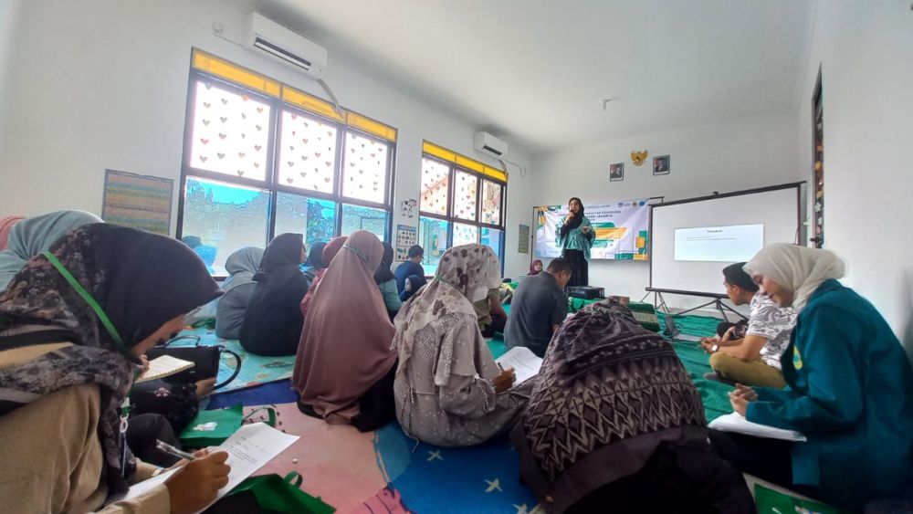 Tingkatkan Kesejahteraan Mental Orang Tua dan Guru di Depok, Dosen Psikologi FPsi UNJ Beri Pelatihan Melalui Pendekatan Gamifikasi (18/04/25). (FOTO: dok. UNJ)