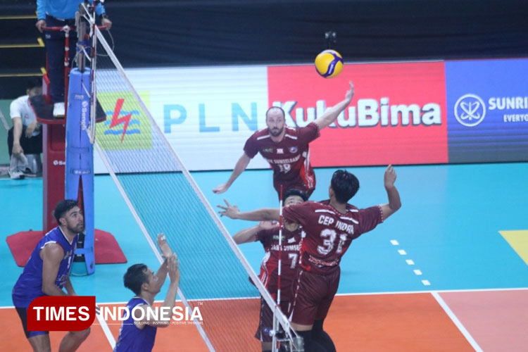 Pemain-pemain Palembang Bank Sumsel (merah) terus memberikan perlawanan terhadap LavAni di final four PLN Mobile Proliga 2025 di GOR Jayabaya Kediri. (Foto: Marhaban/TIMES Indonesia)