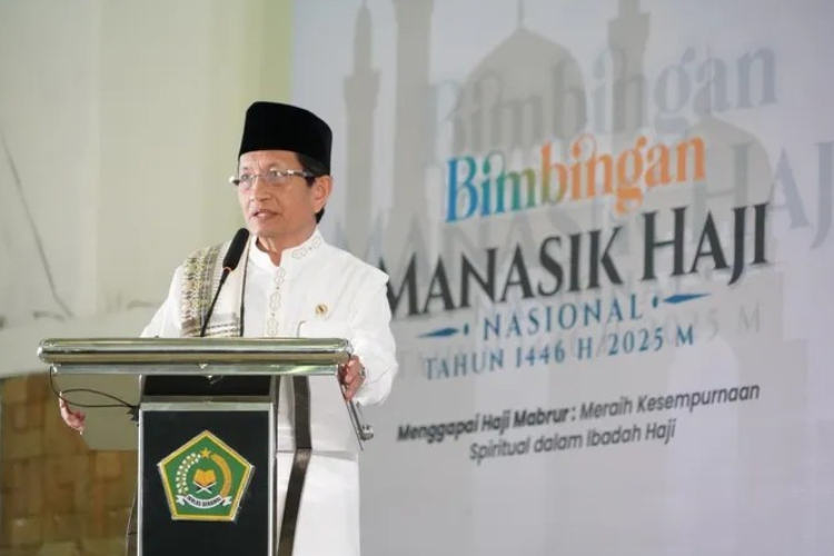 Menteri Agama Nasaruddin Umar menyampaikan materi dalam Bimbingan Manasik Haji Nasional, Sabtu (19/4/2025).(Foto: Kemenag RI)