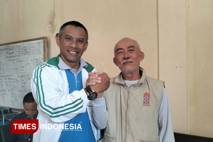 Ketua Gabrikotas Zaenal Mutaqin (kanan) saat berfoto dengan Epi Mulyana salah satu pengurus KONI Kota Tasikmalaya usai pelaksanaan Muscab. Minggu (20/4/2025) (FOTO: Harniwan Obech/TIMES Indonesia)