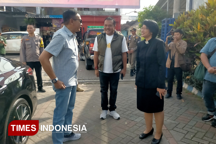 Wali Kota Malang, DR Ir Wahyu Hidayat saat tiba di GKJW Tunjungsekar disambut Waketum FKPPI, Ir R Agoes Soerjanto dan pendeta Retnosari MPH. (Foto: Widodo Irianto/TIMES Indonesia)
