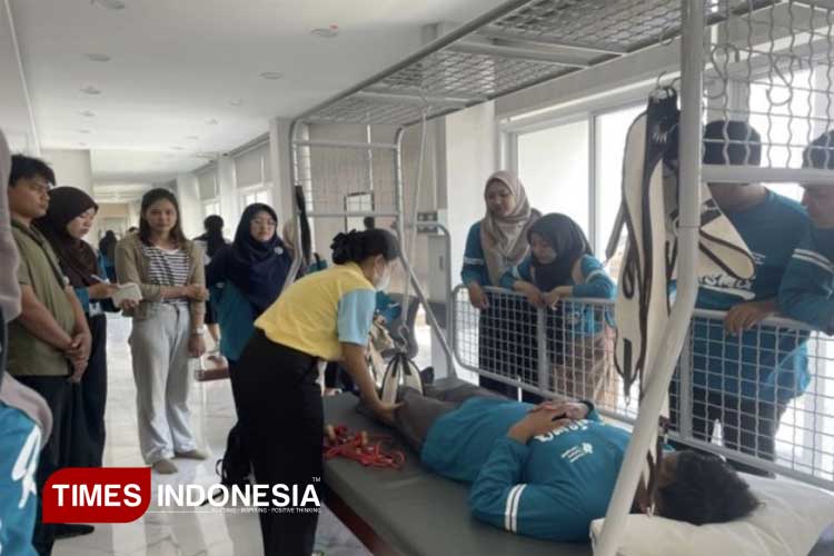 Salah satu mahasiswa menjadi relawan praktik paramedik. (FOTO: AJP TIMES Indonesia)