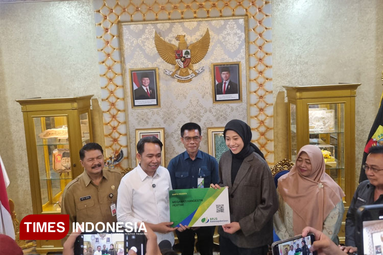 Bupati Jember Muhammad Fawait didampingi Kepala BPJS ketenagakerjaan Jember berikan apresiasi terhadap Megawati Hangestri. (FOTO : M.Abdul Basid / TIMES Indonesia)