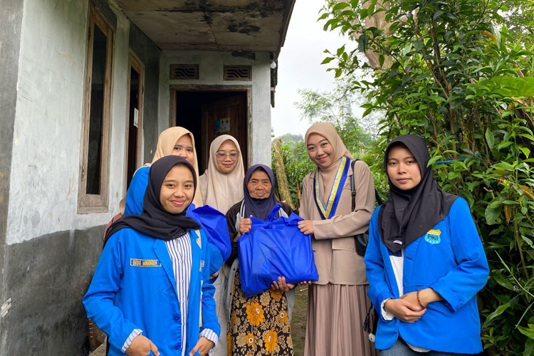Momentum Hari Kartini, Kopri Cianjur menggelar aksi sosial 'Kasih Ibu Sepanjang Masa'. (FOTO: Kopri Cianjur for TIMES Indonesia)