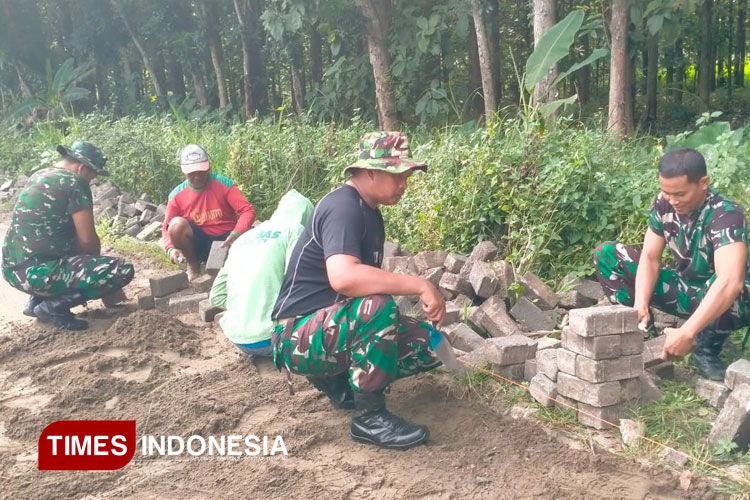 Anggota Kodim 0812/Lamongan saat membantu membangun Rumah Pompa untuk petani Desa wanar. (FOTO: Pendim Lamongan for TIMES Indonesia)