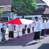 Ribuan Santri Arak Bendera 168 Meter, Bupati Pacitan Titip Pesan Persatuan