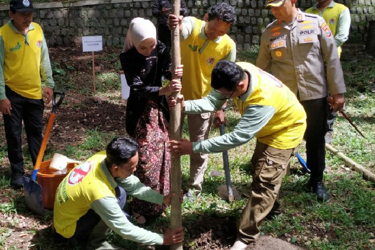 Wali Kota Kediri Vinanda Prameswati saat menanam pohon di kawasan wisata Goa Selomangleng (foto : Yobby/TIMES Indonesia)