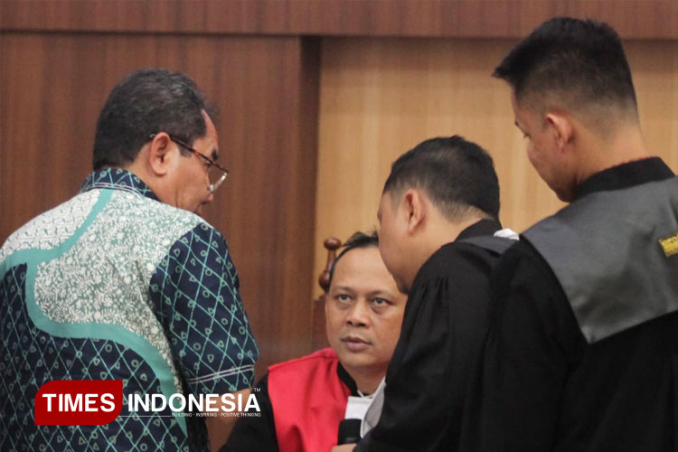 Saksi ahi Prof. Dr. Agus Surono, MH, Guru Besar Hukum Pidana dari Universitas Pancasila, memberikan keterangan di sidang perkara pencemaran nama baik dengan tersakwa Isa Zega, di PN Kepanjen, Selasa (22/4/2025). (FOTO: Amin/TIMES Indonesia)