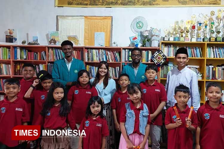 Sesi Foto bersama dengan anak-anak Global Academia Indonesia Learning Center. (FOTO: AJP TIMES Indonesia)