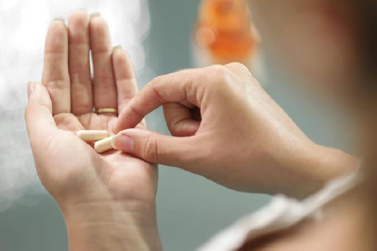 Overdosis vitamin terjadi saat seseorang menelan suplemen dalam jumlah yang melebihi batas aman atau dosis yang dianjurkan.