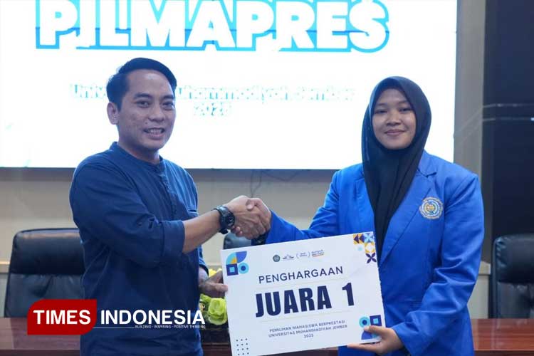 Foto saat Zinatul Hayati mendapat penghargaan Juara 1 Pilmapres Unmuh Jember. (FOTO: AJP TIMES Indonesia)