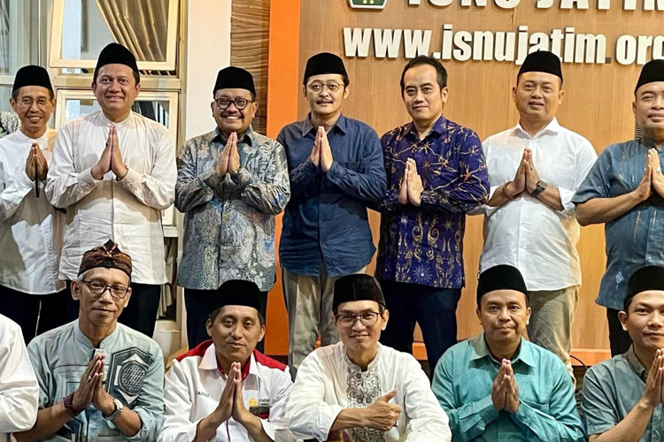 Prof Dr KH Afif Hasbullah, Plt Ketua PW ISNU Jatim dan jajarannya, bersama KH Kikin Abdul Hakim Mahfudz, Ketua PWNU Jatim. (FOTO: Dok. Humas ISNU Jatim)