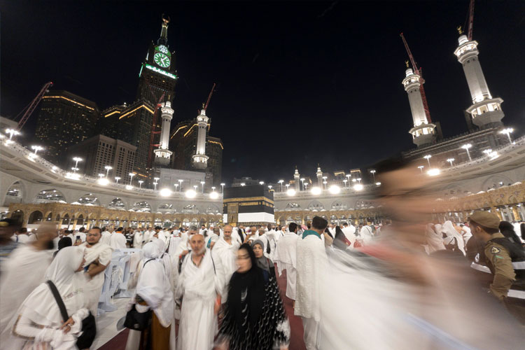 Jemaah haji dengan latar belakang Kabah di kompleks Masjidil Haram, Makkah. (foto: Kemenag RI)