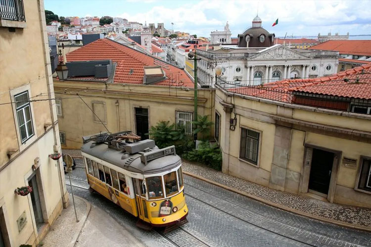 Sebuah trem terlihat di jalan di pusat kota Lisbon, Portugal, 18 Juni 2021. ANTARA/Xinhua