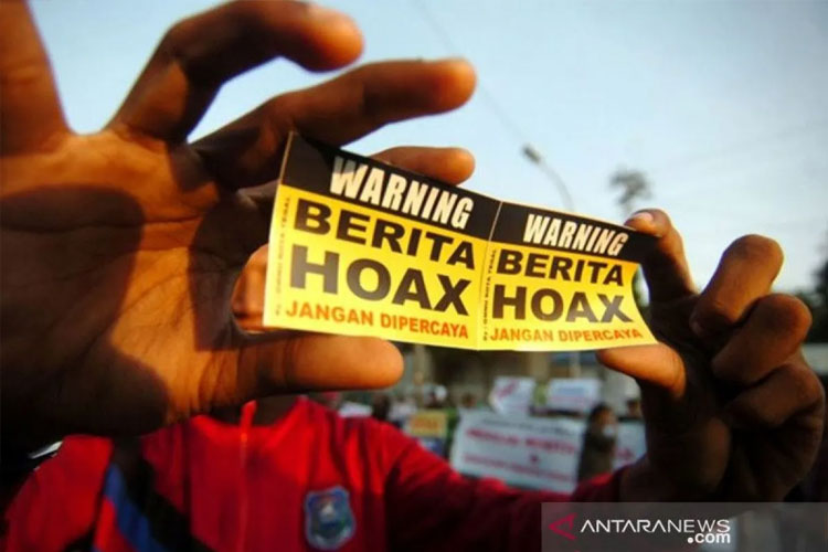 Ilustrasi - Seseorang memperlihatkan stiker antiberita hoaks. (ANTARA/Ardika)