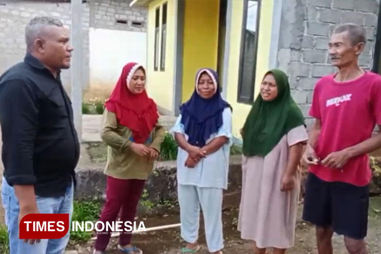 Dirut PDAM Pulau Morotai Abdul Rauf Tariwi saat berbincang-bincang dengan masyarakat Desa Pandanga soal air bersih, Rabu (30/4/2025). (FOTO: Abdul/TIMES Indonesia)