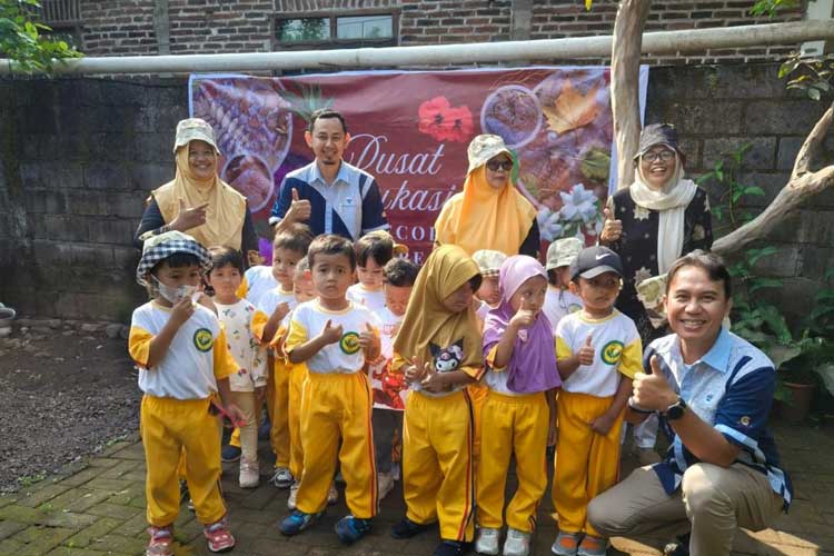 Peringatan Hari Bumi dan Hari Kartini oleh AQUA bersama anak-anak PAUD. (Dok. Aqua)