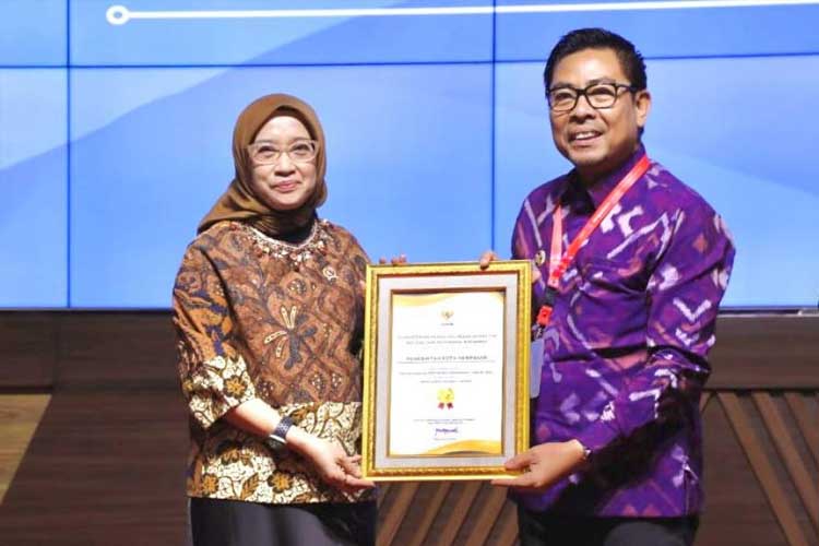 Wakil Walikota Denpasar, I Kadek Agus Arya Wibawa saat menerima Penghargaan Nasional Indeks Reformasi Birokrasi. (FOTO: dok pribadi)