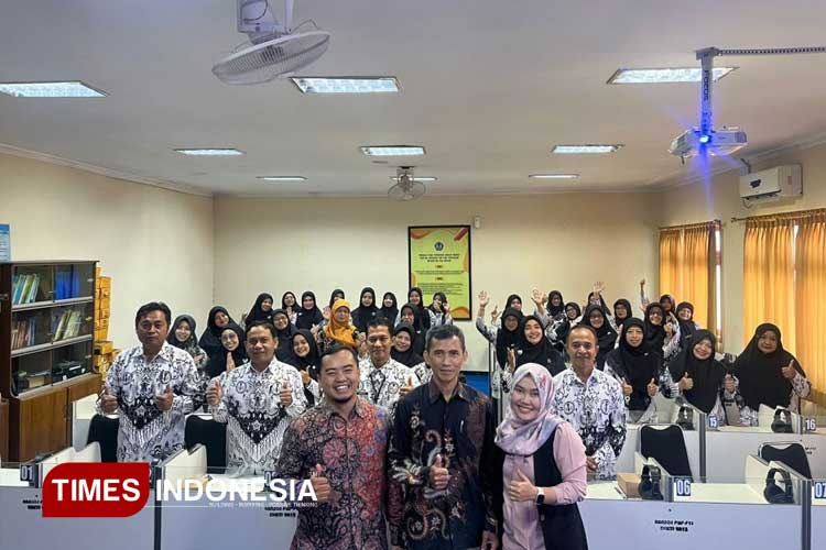 Pemateri dari Sekolah Pascasarjana UNIPMA, Dr. Dwi Setiyadi, M.M., Dwi Rosita Sari, M.Pd., Ph.D. dan Dr. Samsul Arifin, M.Pd. foto bersama peserta pelatihan. (Foto: Humas UNIPMA for TIMES Indonesia) 