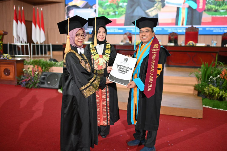 Wisuda Universitas Terbuka Jember yang meluluskan Doktor pertama. (UT Jember for TIMES Indonesia)