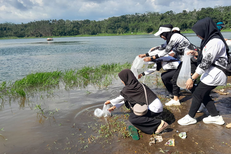 Ibu-ibu PKK Kabupaten Probolinggo tebar ribuan benih ikan di Ranu Segaran Tiris. (Foto: Fafa Harowy/TIMES Indonesia)