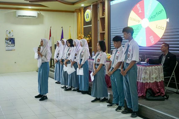 Tim Favehotel Kediri Kenalkan Dunia Kerja Kepada Pelajar SMK