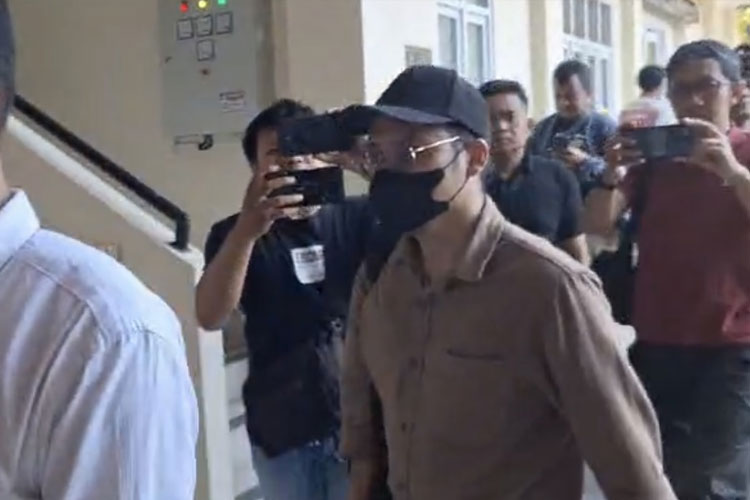 Terduga pelaku pelecehan, Dokter AY saat menjalani pemeriksaan di Polresta Malang Kota. (Foto: Tangkapan Layar)