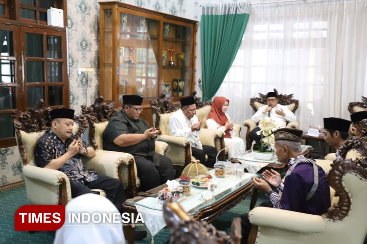 Bupati Warsubi Lepas 7 Calon Haji Jombang yang Berangkat Lebih Awal