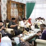 Bupati Warsubi Lepas 7 Calon Haji Jombang yang Berangkat Lebih Awal