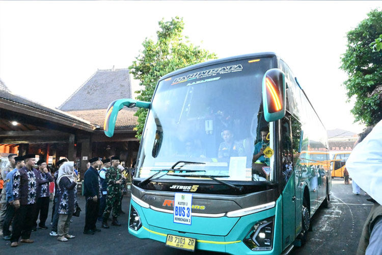 Pelepasan jemaah haji kloter 3 oleh Bupati Banjarnegara dr Amalia Desiana. (Foto: Kominfo Banjarnegara)
