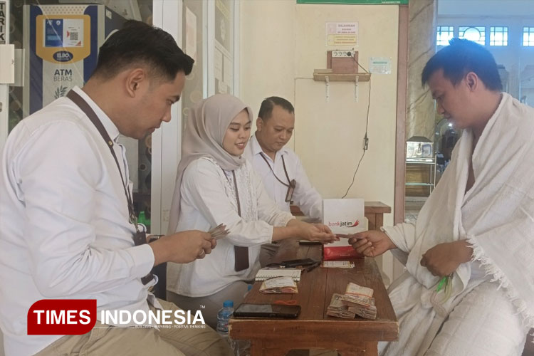 Jemaah Haji 2025 di Bondowoso Mulai Tukar Rupiah ke Riyal