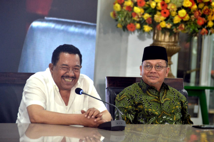 Pendiri Mujadalah Kiai Kampung (MKK), Najib Salim Atamimi (kiri), bersama Ketua Mujadalah Kiai Kampung, Wahyu Muryadi. (Foto: adit/TIMES Indonesia).