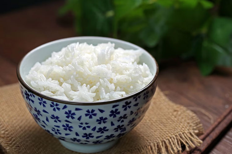 Kalori dalam nasi putih bisa jadi masalah bagi sebagian orang (FOTO: Freepik)
