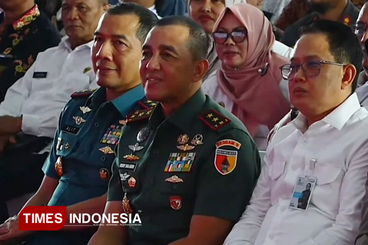 Khofifah Akui Kesuksesan Pangdam Rudy Saladin: Harusnya Beliau Duduk di Atas