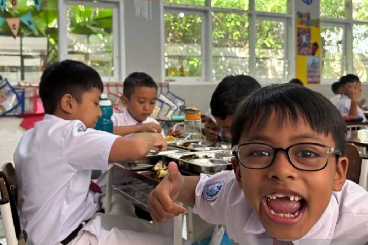Ratusan Siswa SMPN 35 Bandung Keracunan Usai Konsumsi Makan Bergizi Gratis