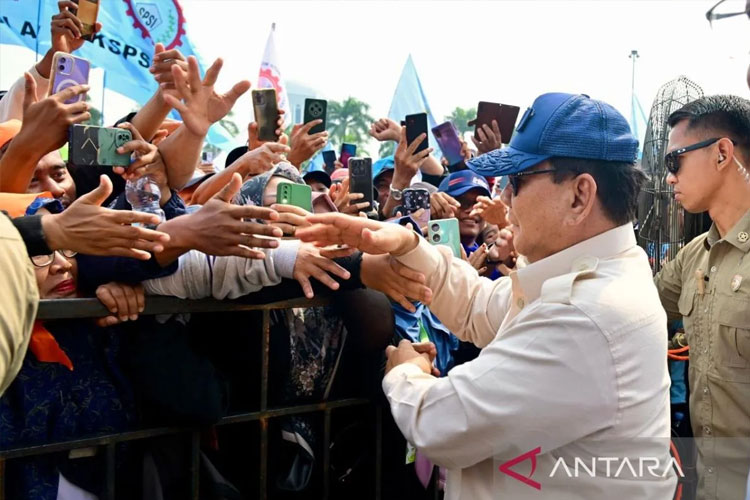 Presiden RI Prabowo Subianto menyalami ratusan buruh yang berada di barisan depan panggung saat peringatan Hari Buruh Internasional atau May Day di kawasan Monas, Jakarta Pusat, Kamis (1/5/2025). (ANTARA/HO-Biro Pers Sekretariat Presiden)